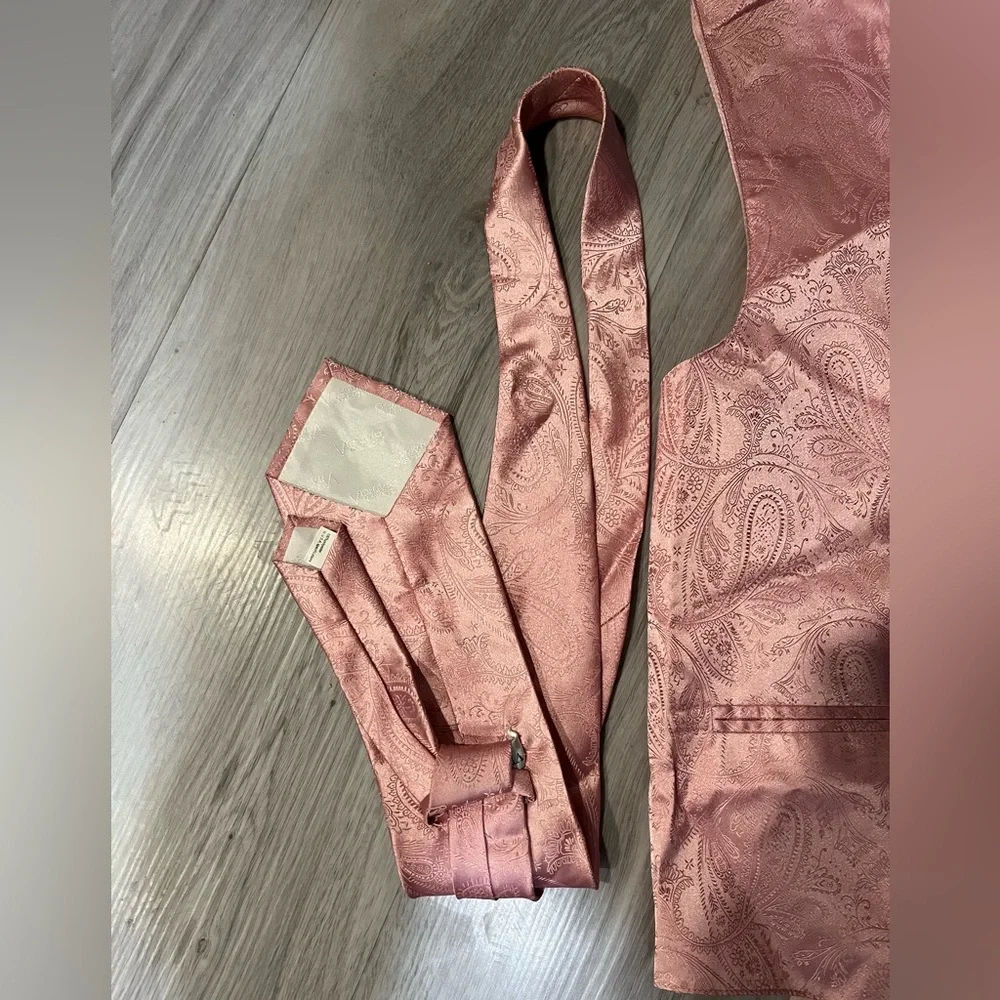 NWOT Vesuvio  Napoli‎ Pink Paisley Vest and Tie